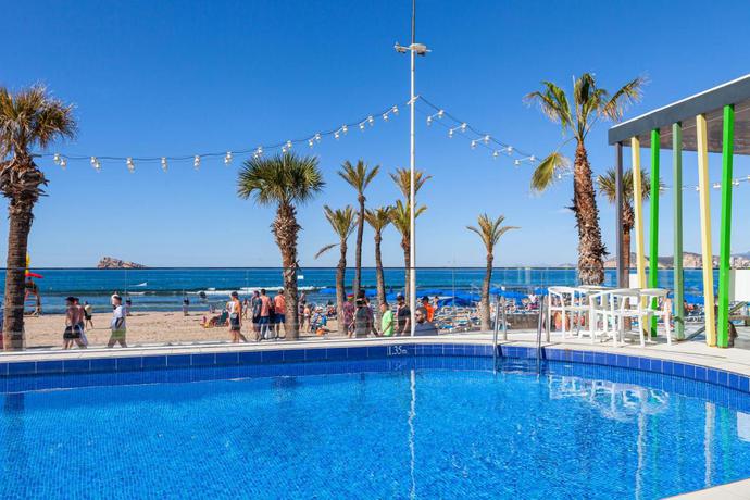 Imagen de la piscina del Hotel Brisa, Benidorm - Playa Levante. Foto 12