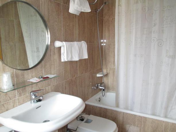 Imagen de la habitación del Hotel Brisas Del Sella. Foto 7