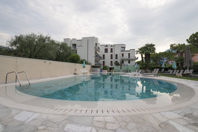 Imagen de la piscina del Hotel Bristol, Alboletta. Foto 13
