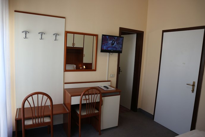 Imagen de la habitación del Hotel Bristol, Alboletta. Foto 6