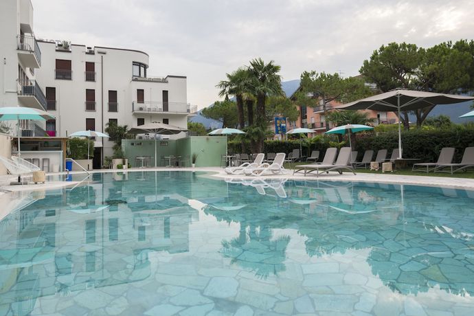 Imagen de la piscina del Hotel Bristol, Alboletta. Foto 17