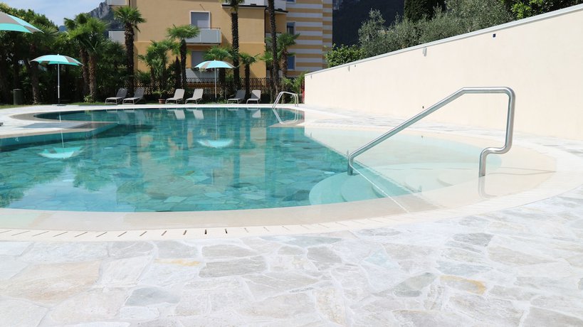 Imagen de la piscina del Hotel Bristol, Alboletta. Foto 18