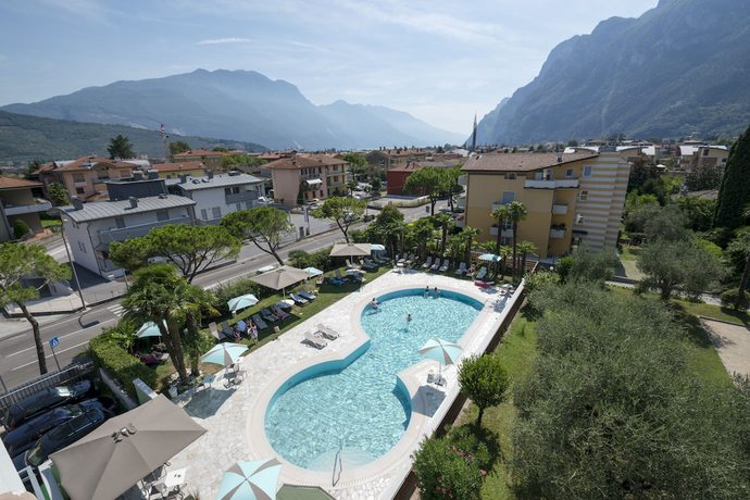 Imagen de la piscina del Hotel Bristol, Alboletta. Foto 19