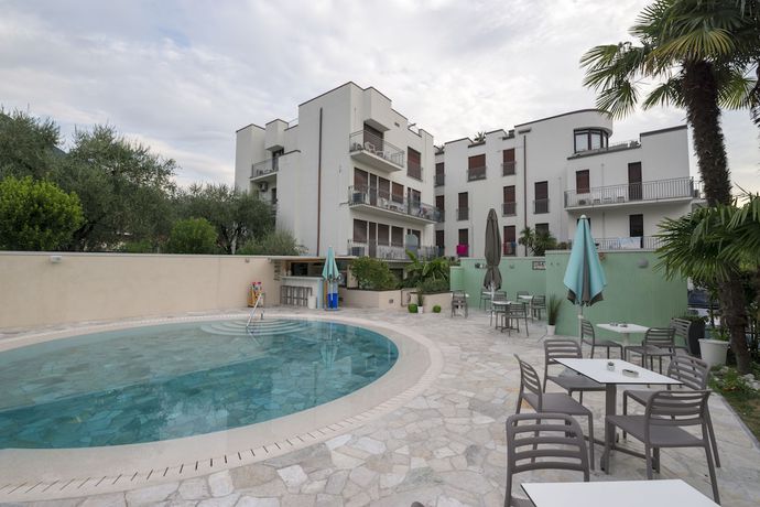 Imagen de la piscina del Hotel Bristol, Alboletta. Foto 20