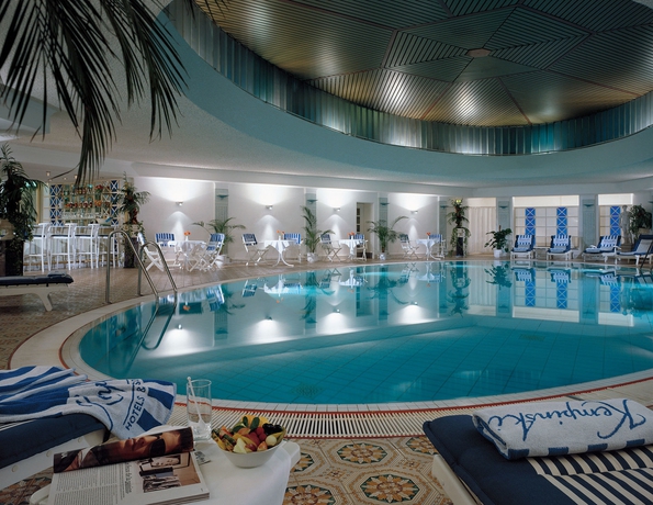 Imagen de la piscina del Hotel Bristol Berlin. Foto 15