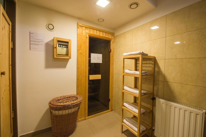 Imagen de la piscina del Hotel Bristol Budapest. Foto 16