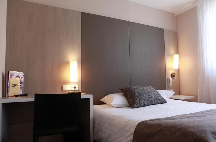 Imagen de la habitación del Hotel Bristol, Caen. Foto 3