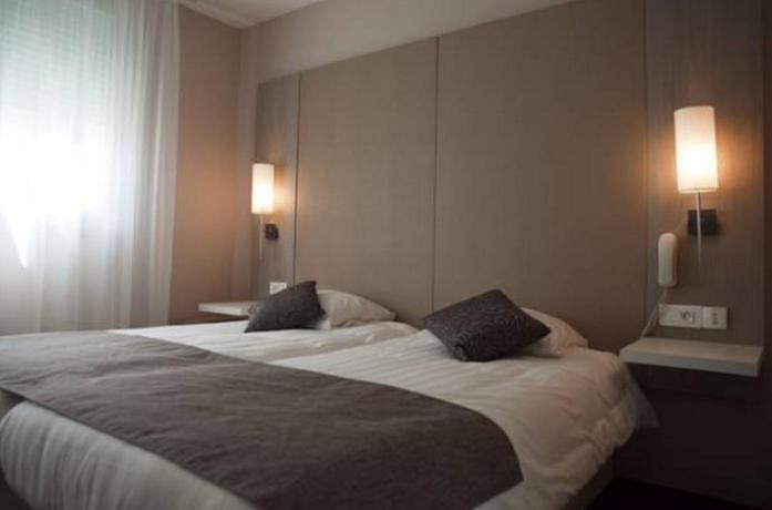 Imagen de la habitación del Hotel Bristol, Caen. Foto 4