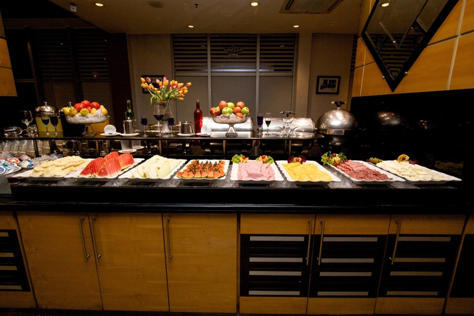 Imagen del bar/restaurante del Hotel Bristol International Airport. Foto 7