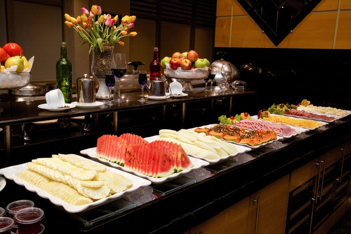 Imagen del bar/restaurante del Hotel Bristol International Airport. Foto 9