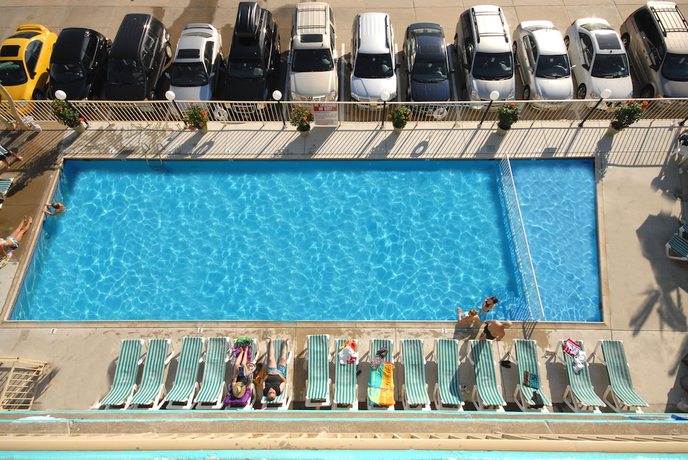 Imagen de la piscina del Hotel Bristol Plaza Resort Motel. Foto 20