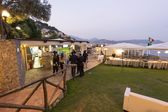 Imagen de los exteriores del Hotel Bristol, Vietri sul Mare. Foto 13