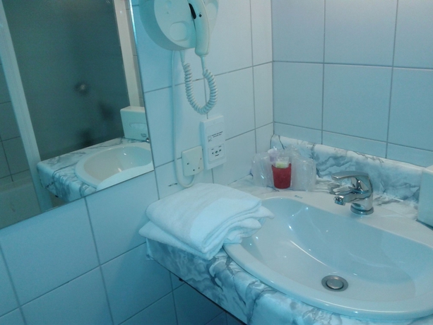 Imagen de la habitación del Hotel Brit Aux Sacres. Foto 9