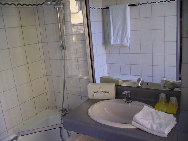 Imagen de la habitación del Hotel Brit Aux Sacres. Foto 15