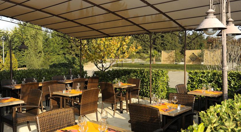 Imagen del bar/restaurante del Hotel Brit Avignon Sud. Foto 3