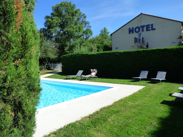 Imagen de la piscina del Hotel Brit Balladins Villefranche-de-rouergue. Foto 17