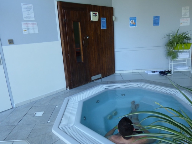 Imagen de la piscina del Hotel Brit Balladins Villefranche-de-rouergue. Foto 18