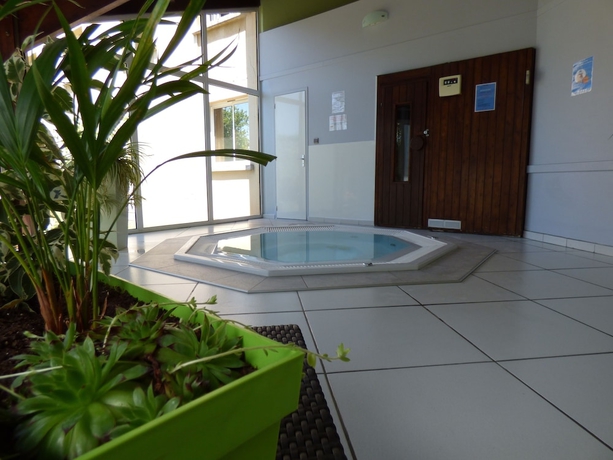 Imagen de la piscina del Hotel Brit Balladins Villefranche-de-rouergue. Foto 19