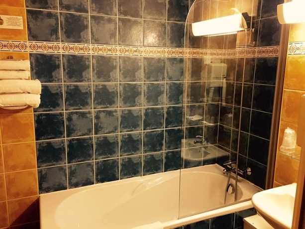 Imagen de la habitación del Hotel Brit Bosquet Pau Centre. Foto 8