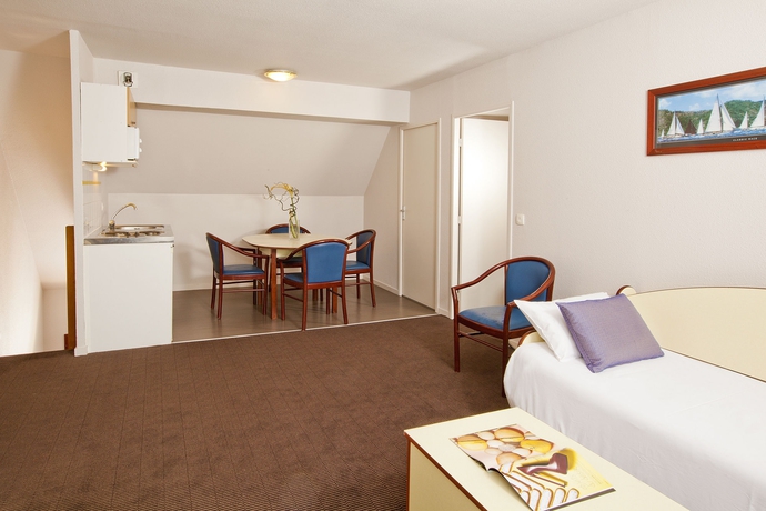 Imagen de los interiores del Hotel Brit Confort Lannion Centre Gare. Foto 14