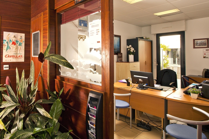 Imagen de los interiores del Hotel Brit Confort Lannion Centre Gare. Foto 15