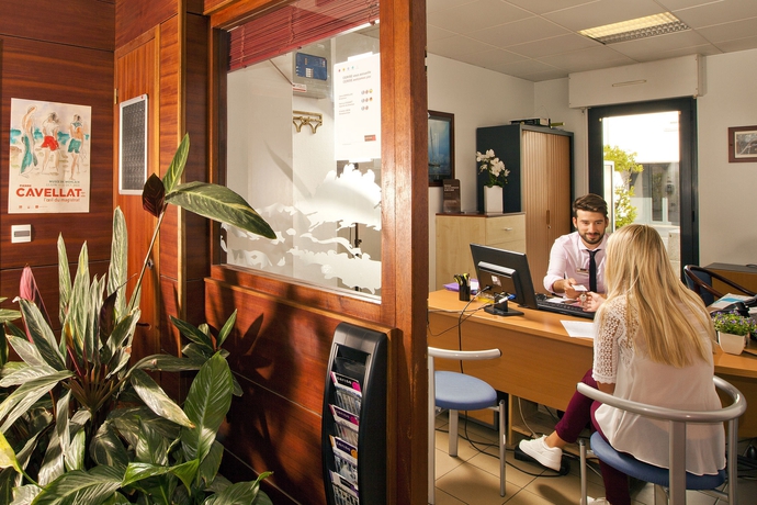 Imagen de los interiores del Hotel Brit Confort Lannion Centre Gare. Foto 16
