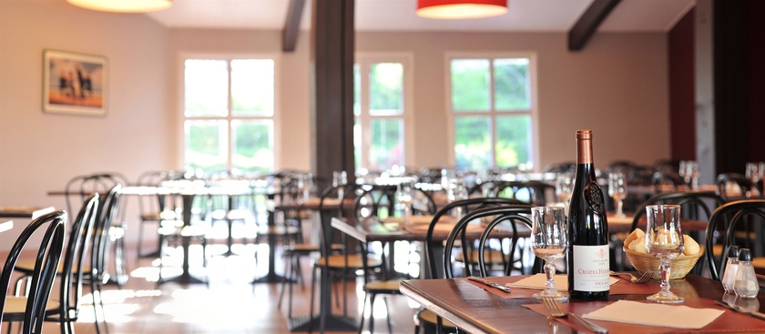 Imagen del bar/restaurante del Hotel Brit Confort Lyon Dardilly. Foto 2