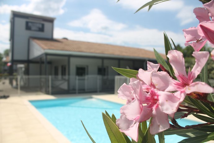 Imagen de la piscina del Hotel Brit Confort Manosque Cadarache. Foto 19