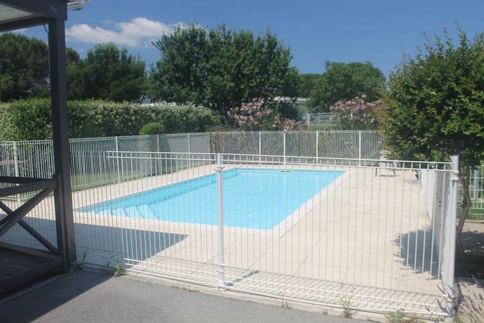 Imagen de la piscina del Hotel Brit Confort Manosque Cadarache. Foto 20