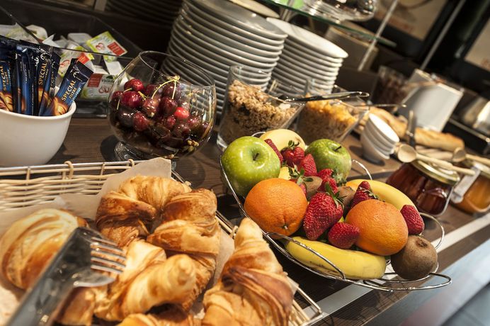 Imagen del bar/restaurante del Hotel Brit Confort Montauban. Foto 4