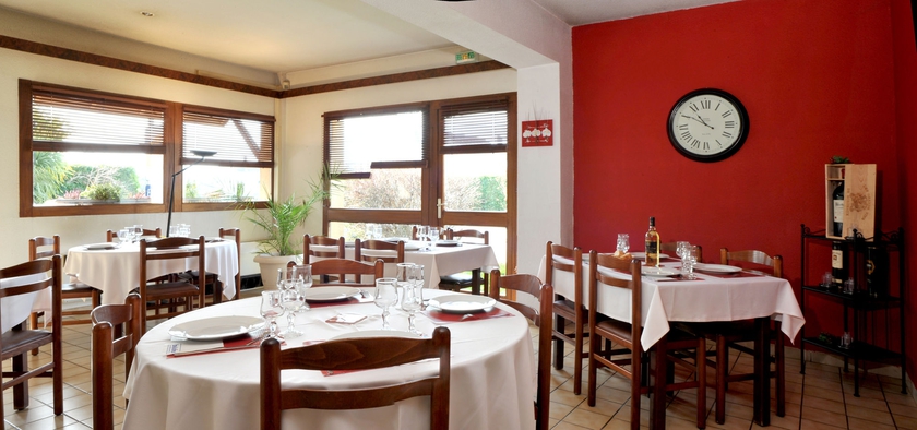 Imagen del bar/restaurante del Hotel Brit Confort Pau Lons. Foto 5