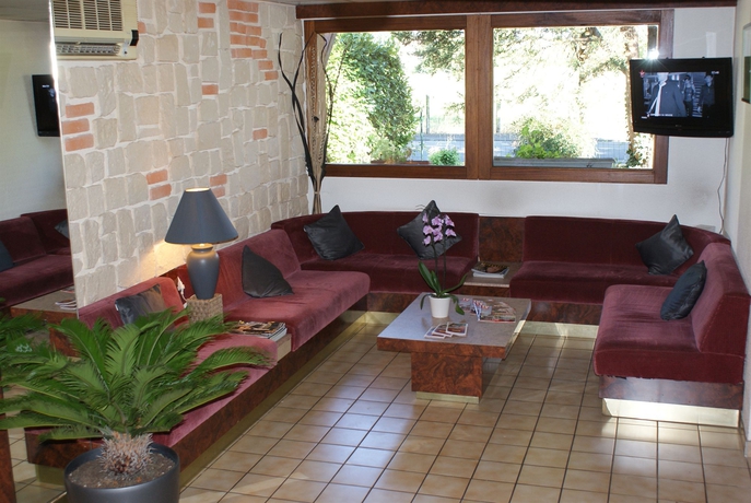 Imagen de los interiores del Hotel Brit Confort Pau Lons. Foto 10