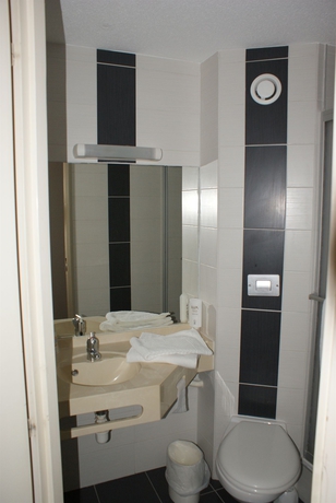 Imagen de la habitación del Hotel Brit Confort Pau Lons. Foto 7