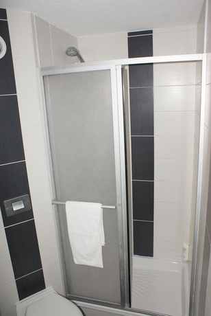 Imagen de la habitación del Hotel Brit Confort Pau Lons. Foto 8