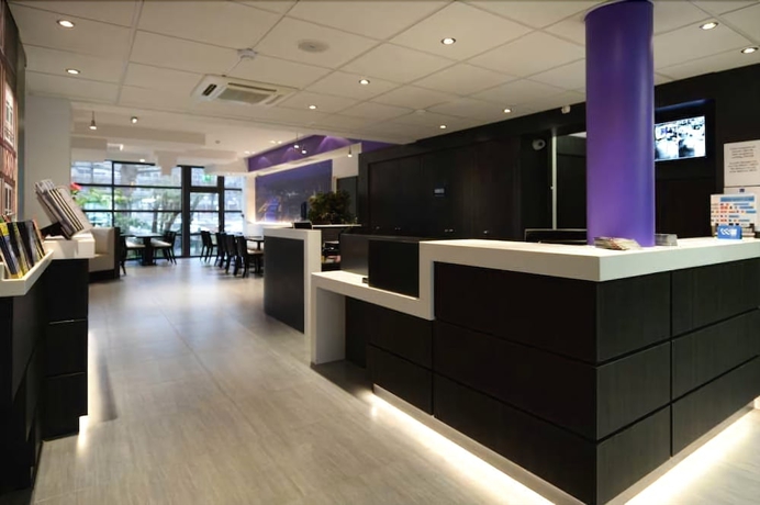 Imagen de los interiores del Hotel Brit Confort Rouen Centre. Foto 17