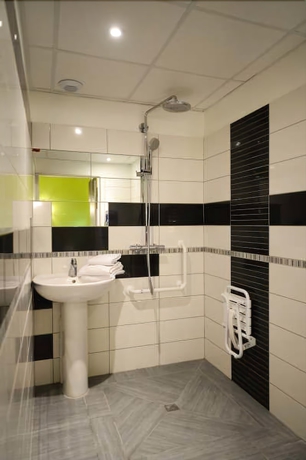 Imagen de la habitación del Hotel Brit Confort Rouen Centre. Foto 9