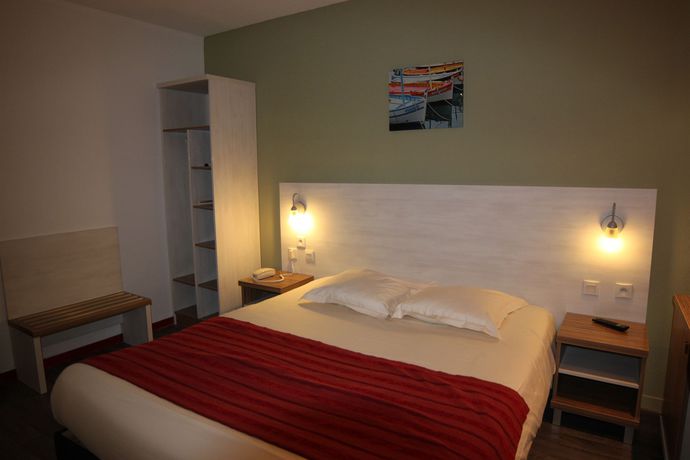 Imagen de la piscina del Hotel Brit Confort Saint-l&ocirc;. Foto 13