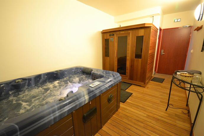 Imagen del bar/restaurante del Hotel Brit Confort Saint-l&ocirc;. Foto 3
