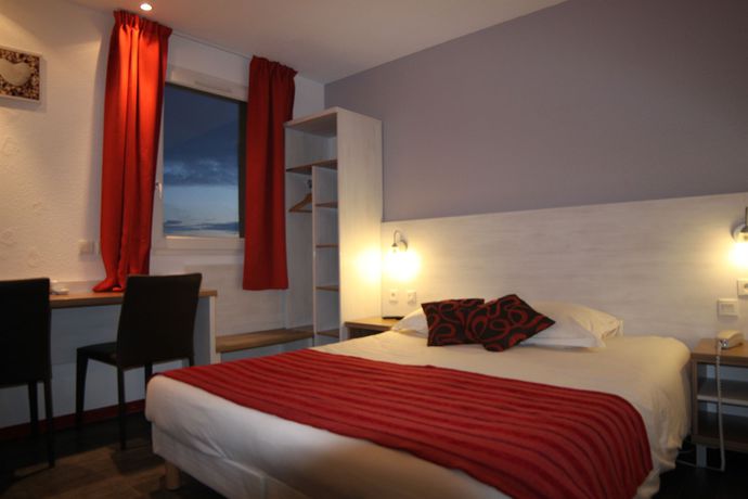 Imagen del bar/restaurante del Hotel Brit Confort Saint-l&ocirc;. Foto 4