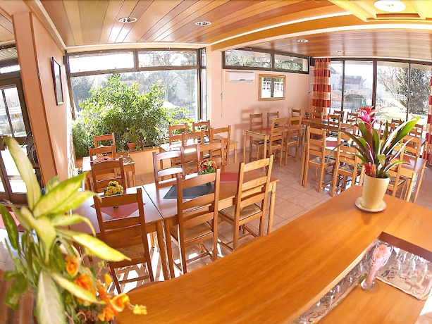 Imagen del bar/restaurante del Hotel Brit Dak'h&ocirc;tel. Foto 2