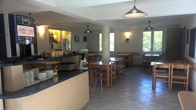 Imagen del bar/restaurante del Hotel Brit Deltour Essentiel Mende. Foto 8