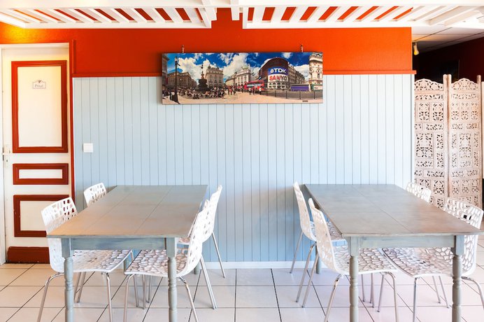 Imagen del bar/restaurante del Hotel Brit H&ocirc;tel M&acirc;con Nord. Foto 9