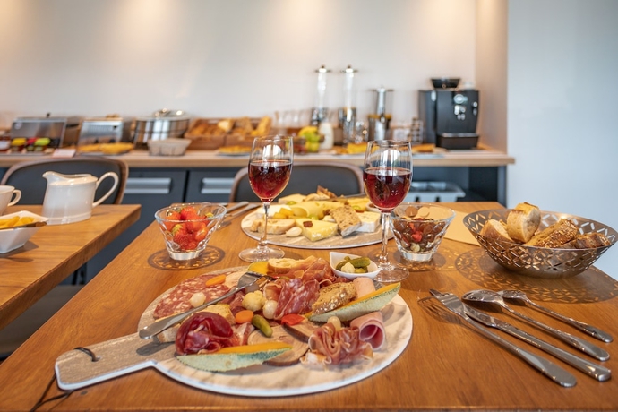 Imagen del bar/restaurante del Hotel Brit Hotel De L'Hippodrome - Ploermel. Foto 6