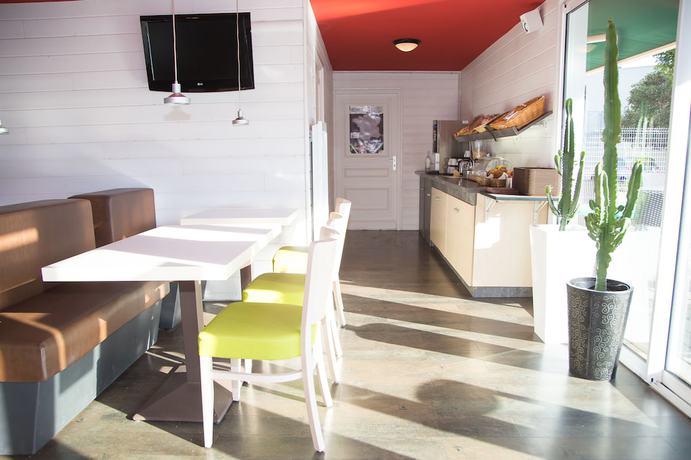 Imagen del bar/restaurante del Hotel Brit Hotel Essentiel Albi Parc des Expos. Foto 2