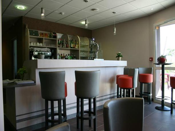 Imagen del bar/restaurante del Hotel Brit L'adresse. Foto 2