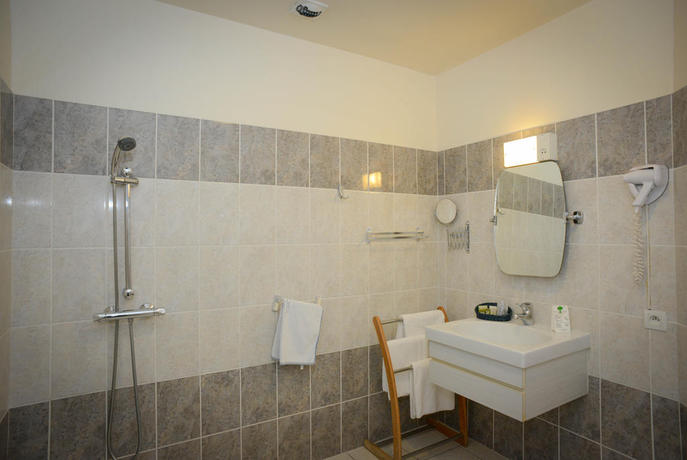 Imagen de la habitación del Hotel Brit Le Cygne. Foto 3