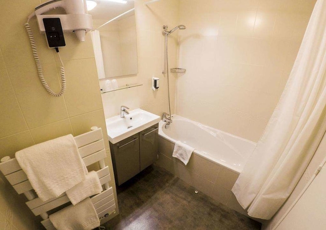 Imagen de la habitación del Hotel Brit Le Kerodet. Foto 11