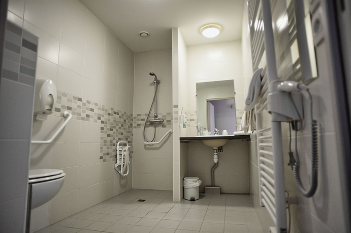 Imagen de la habitación del Hotel Brit Le Surcouf. Foto 6