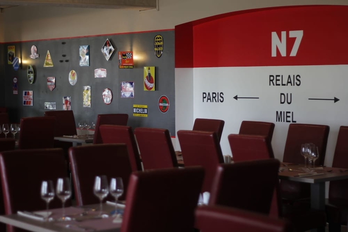 Imagen del bar/restaurante del Hotel Brit Montargis. Foto 2