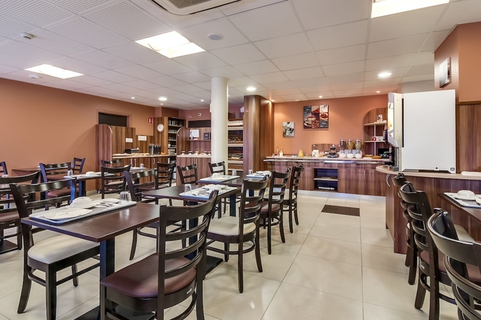 Imagen del bar/restaurante del Hotel Brit Piscine and Spa - Fougères. Foto 4